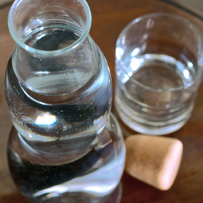 Carafe filtrante en verre avec bouchon + Charbon Binchotan