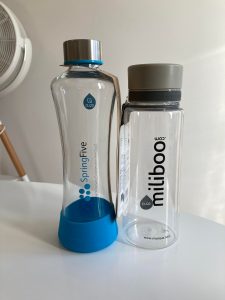bouteille réutilisable faite en tampographie en verre et en plastique idéal pour faire un cadeau d'entreprise