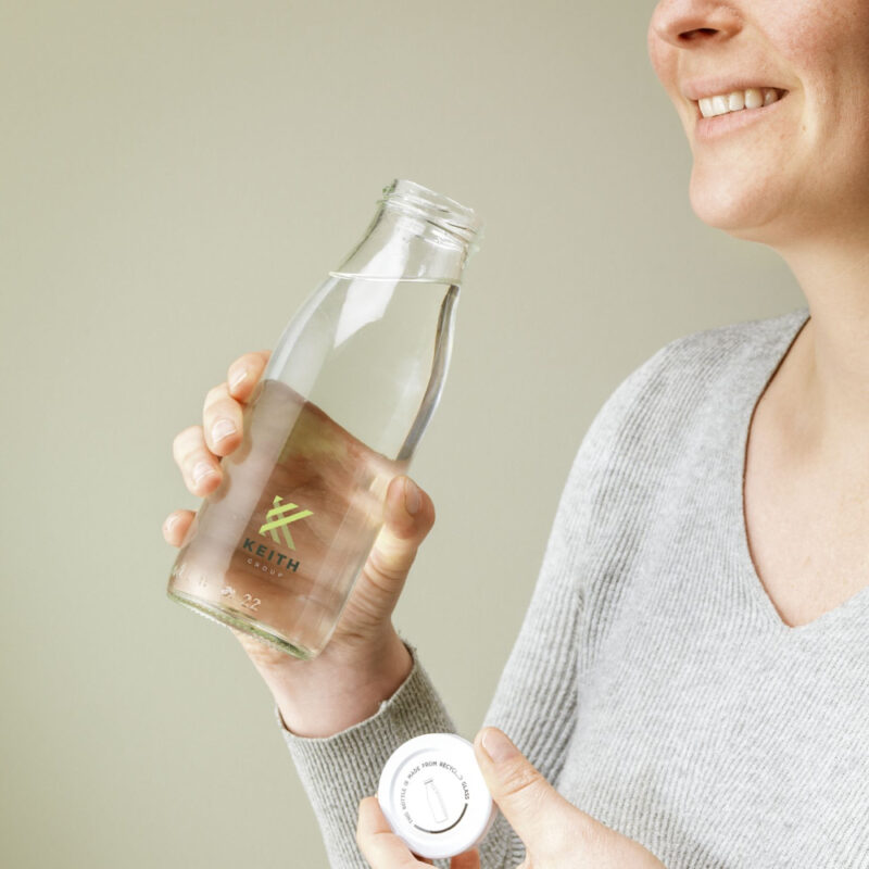 Bouteille en verre clair qui se personnalise avec un logo, une bouteille promotionnelle pas chère